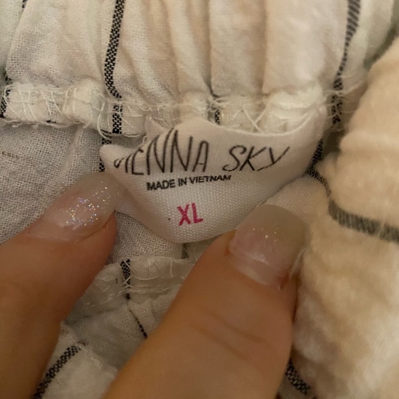 Sienna sky, extra large white with black pinstripes pants pockets $39 - Picture 4 of 4